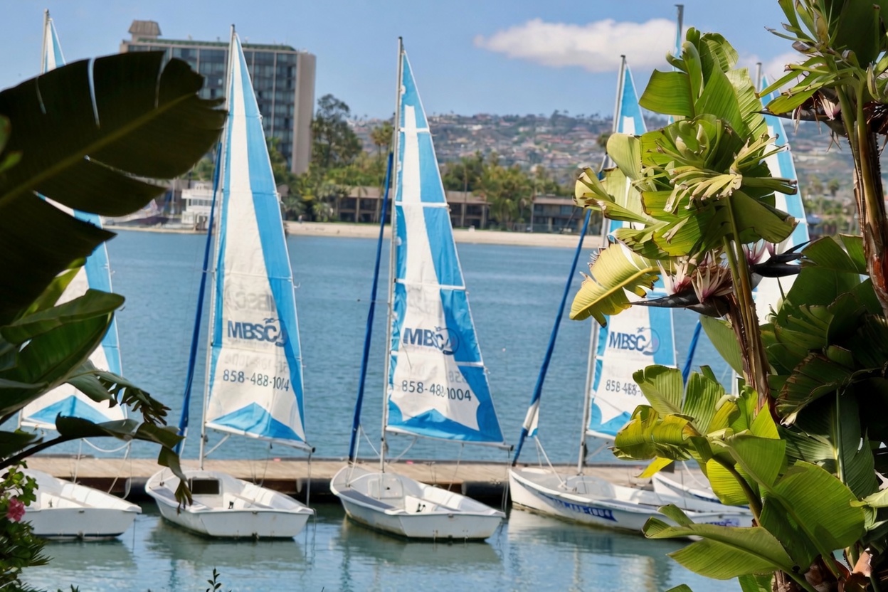 Sailboats and catamarans at Mission Bay Sportcenter
